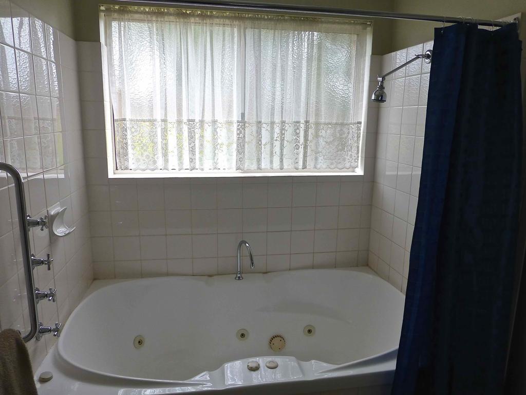 Inverloch Central Motor Inn Стая снимка